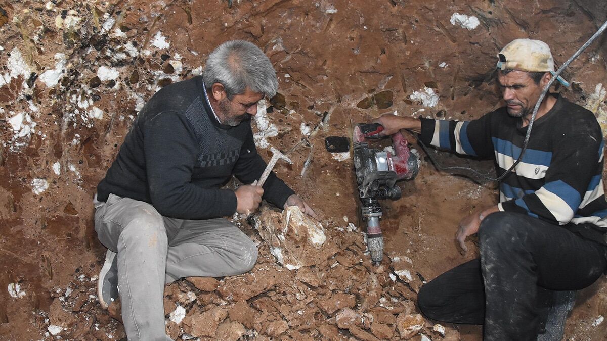 Eskişehir’deki ocaklarda yerin 100 metre altından çıkarılan beyaz altın lületaşı, sanayinin yanı sıra özellikle pipo ve hediyelik eşya yapımında kullanılıyor.