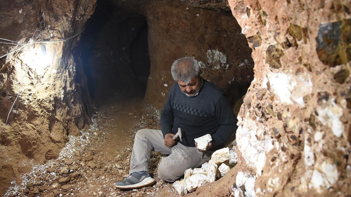 Beyaz altın lületaşı yerin 100 metre altından çıkarılıyor