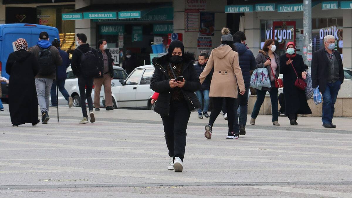 Samsun'da evlerinde koronavirüs nedeniyle tedavi gören bazı vatandaşlar tedavilerinin ilk günlerinde semptomların hafif seyretmesi nedeniyle durumlarının iyi olduğunu düşünüp, verilen ilaçları az miktarda ya da hiç kullanmıyor. Ancak bu nedenle ilerleyen günlerde hastalığın seyri ilerliyor, belirtiler ağırlaşıyor. 