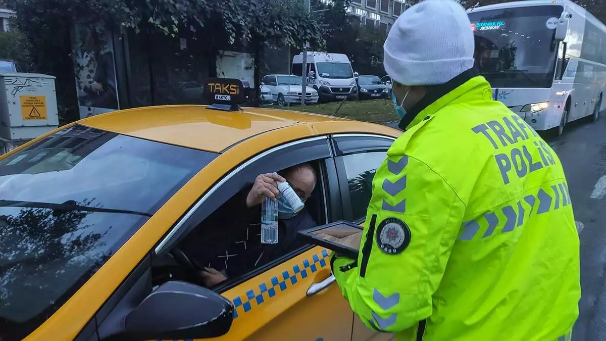 Ayrıca ekipler, araç içerisinde bulunan yolculara, sosyal mesafe, maske takımı dezenfektan konusunda bilgi verdi.