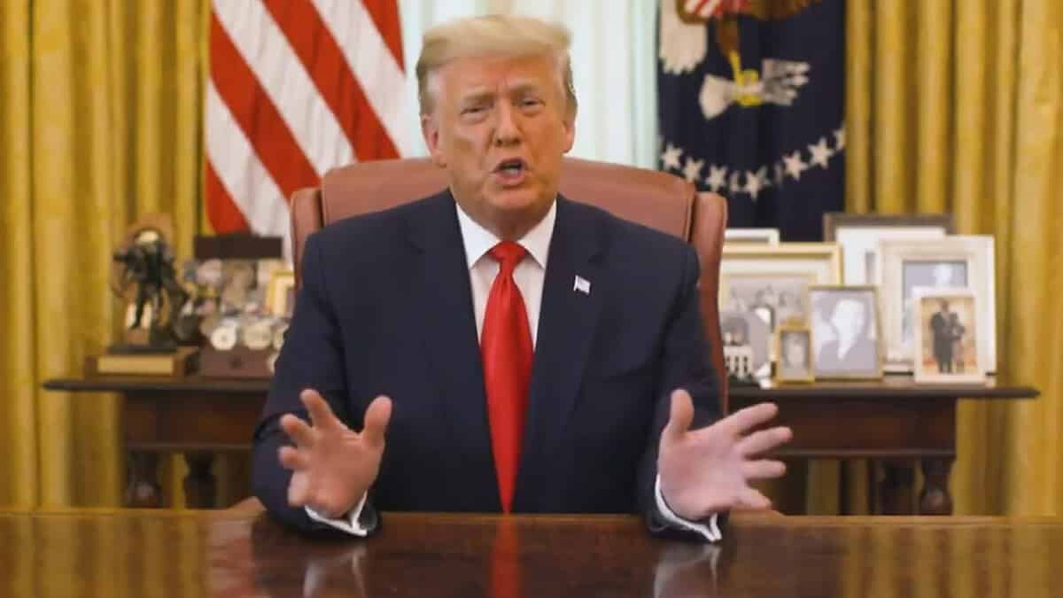 ABD Başkanı Donald Trump sosyal medya hesabı üzerinden yaptığı açıklamada “FDA, Pfizer aşısını acil kullanım için onayladı” dedi.