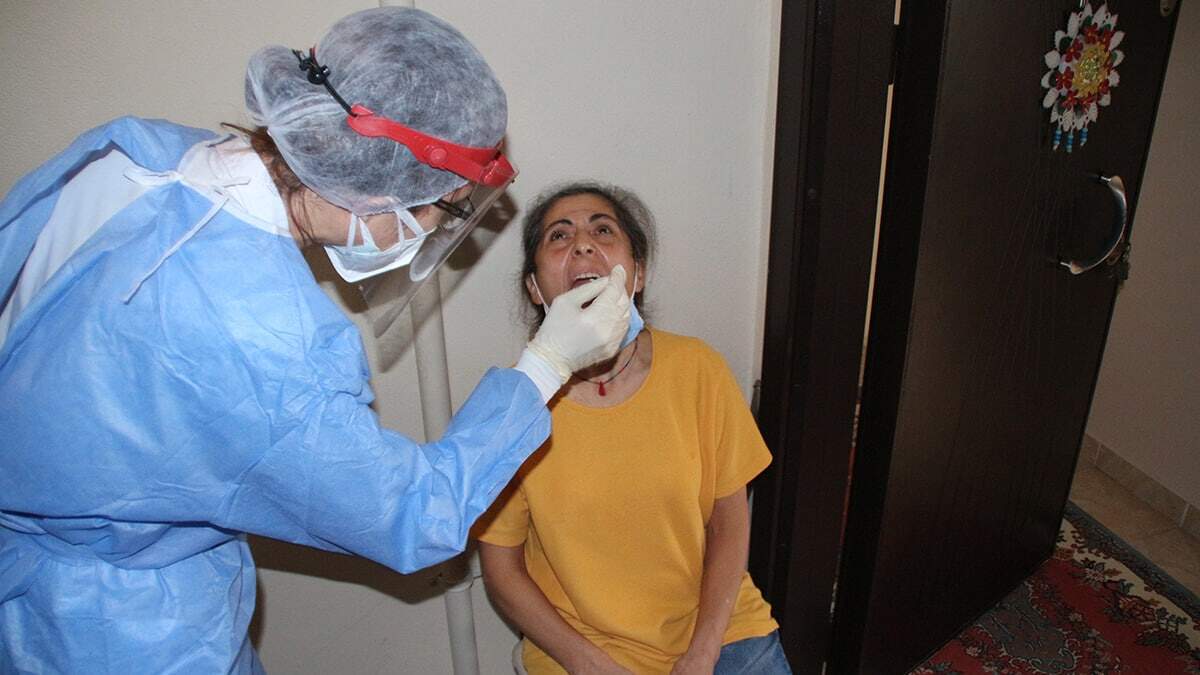 Rize’de, koronavirüsle mücadelenin öncüsü filyasyon ekipleri ev ev dolaşarak görev yapıyor.