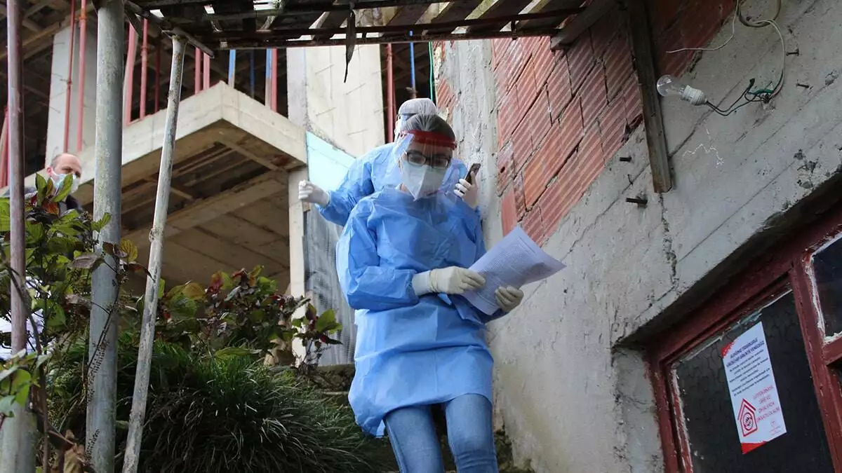Kent genelinde, pandeminin öncüsü filyasyon ekipleri, evlerinde izole edilen covid-19 hastaları ile temaslılar