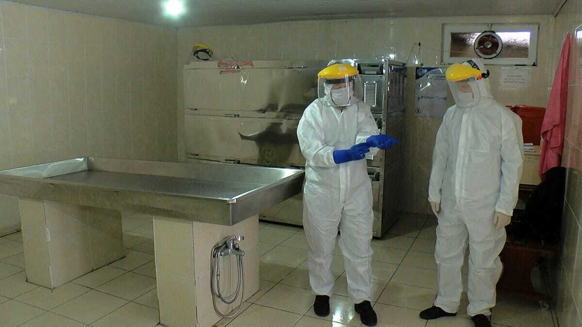 Sakarya Büyükşehir Belediyesi’nde görevli gassallar Covid-19 nedeniyle kendileri için tüm tedbirleri alıyor.