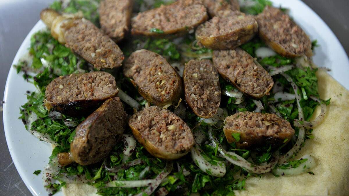 Erkan, "Orta Asya Türk devletleri, göçebe hayatı yaşadıkları zamanlarda, geçimlerini hayvancılıkla sağlıyorlardı. Hayvanlardan elde ettikleri etleri, daha uzun günlere, aylara saklamak amacıyla kuzunun bağırsağına doldurarak yaptıkları bir lezzetti"