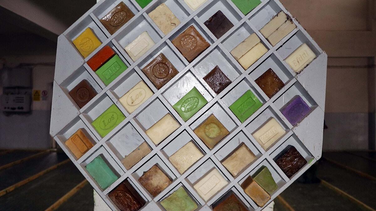 Doğal yöntemlerle hazırlanan sabuna, koronavirüs döneminde de hijyen kurallarına daha çok dikkat edilmesi nedeniyle talep arttı.