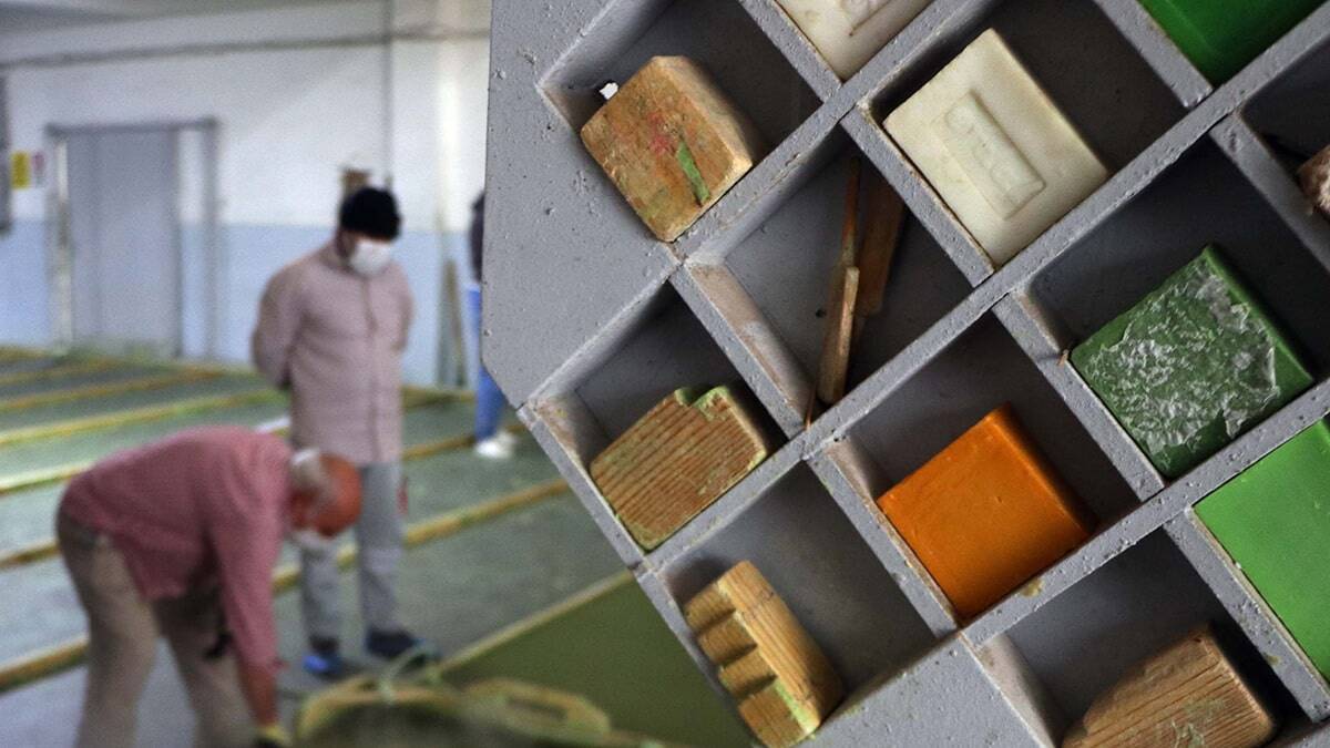 Gaziantep'te tamamen doğal yöntemlerle zeytinyağı ve zeytin posalarından elde edilen sabun üretimi, 150 yıldır geleneksel yöntemlerle sürdürülüyor.