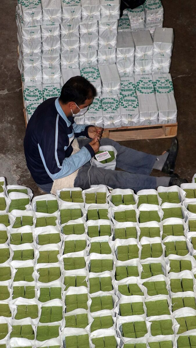 Koronavirüs döneminde hijyen kurallarına dikkat eden insanlar doğal temizlik ürünlerini tercih etmeye başladı. Böylelikle, zeytinyağlı sabunlara ilgi arttı.