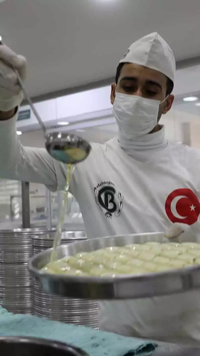 Çelebioğulları, rengi ve görüntüsü ile klasik baklavadan farklı olmayan vegan baklavaya talebin fazla olduğunu ifade etti.