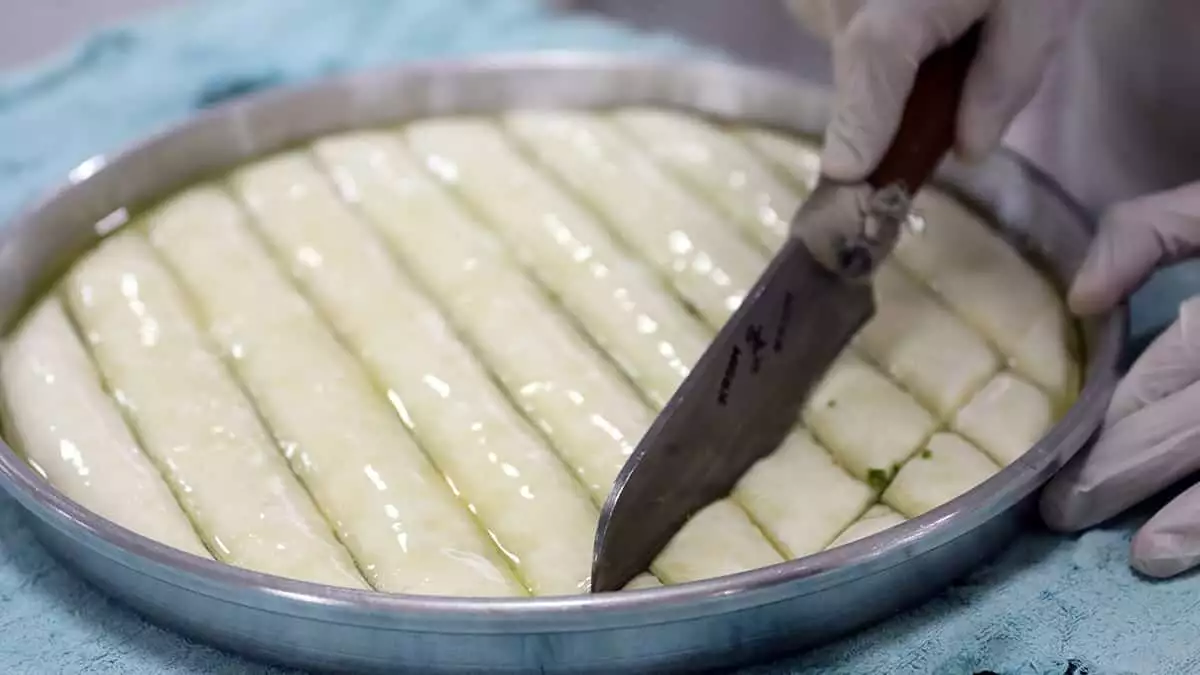 Gaziantep'te baklava ustası ömer çelebioğulları, içerisinde hiçbir hayvan katkısı bulunmayan 'vegan baklava' ürettiklerini söyledi.