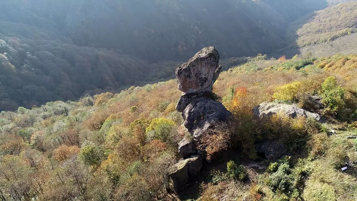 Giresun’un mesudiye köyünde dik bir yamaçta fizik kurallarına aykırı bir şekilde üst üste duran ve iki parçadan oluşan gelin kayası adı verilen kayalar, ilgi odağı oluyor.