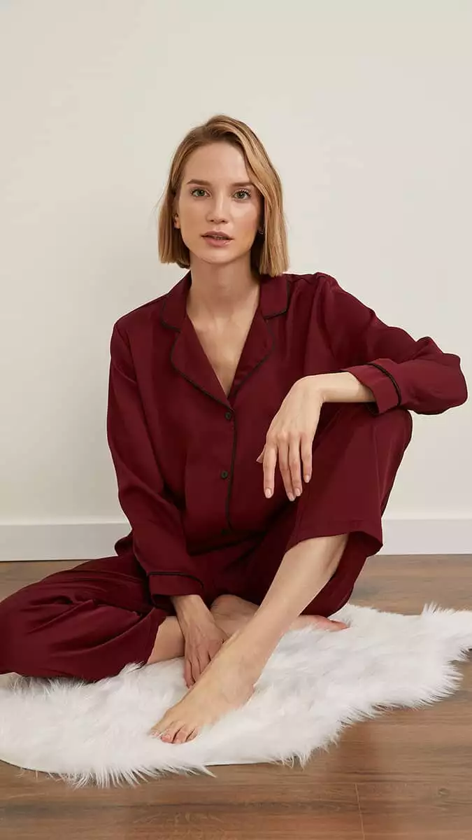 Birbirinden göz alıcı ev giyim ve pijama seçeneklerinden oluşan tasarımlarda kırmızı, siyah, bordo, beyaz ve gri tonlarının hakimiyeti görülüyor.