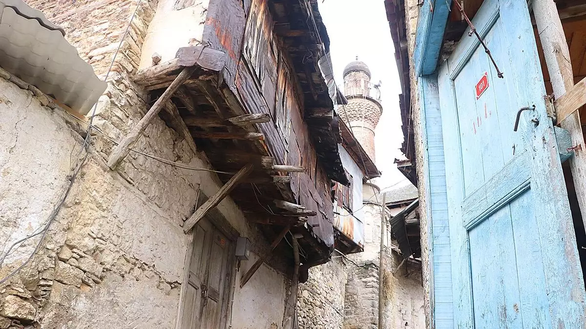 Manisa'da, geleneksel türk evi mimarisine sahip yapılarıyla dikkati çeken ve vadiden geçilerek ulaşıldığı için 'gizli hazine' olarak nitelendirilen darkale mahallesi'nin koronavirüs salgını sonrası, turizmde hak ettiği yere gelmesi için çalışmalar sürüyor.