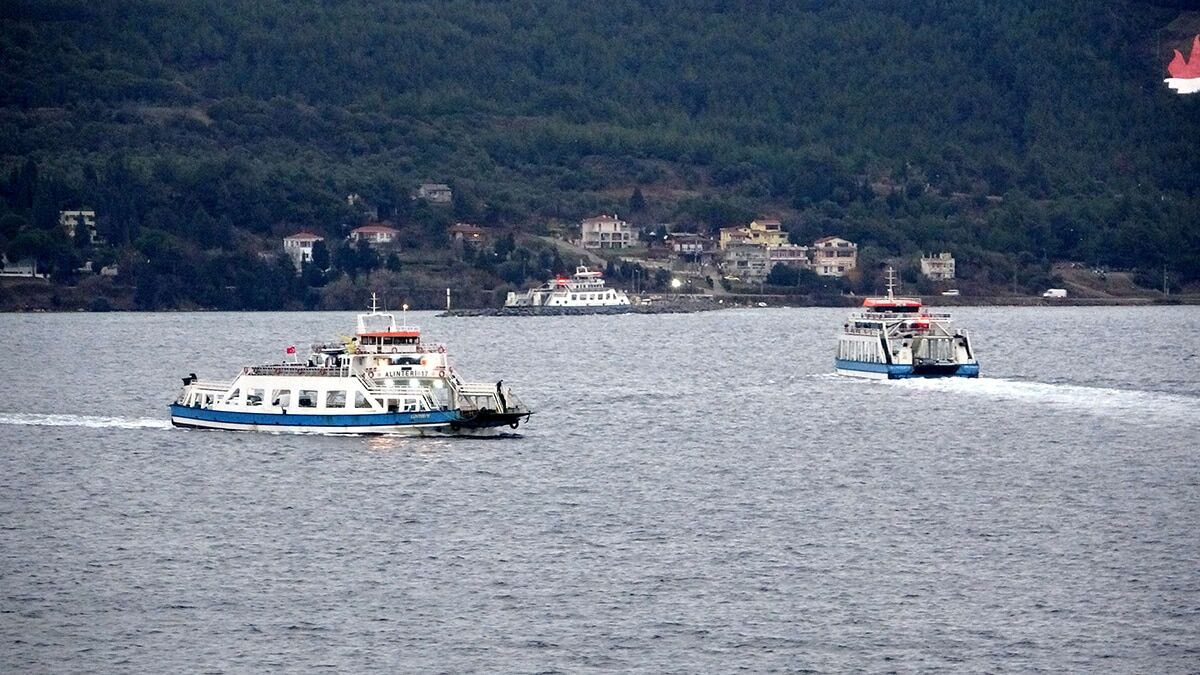 Kuzey Ege Denizi'nde yarın beklenen fırtına nedeniyle Gökçeada- Kabatepe hattındaki bazı feribot seferleri iptal edildi.