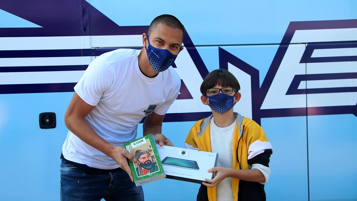 Online eğitim sistemine geçen öğrencilere tablet desteği veren İnler, "Fırsatımız varken imkanı olamayan çocuklara yardım etmeliyiz" dedi.