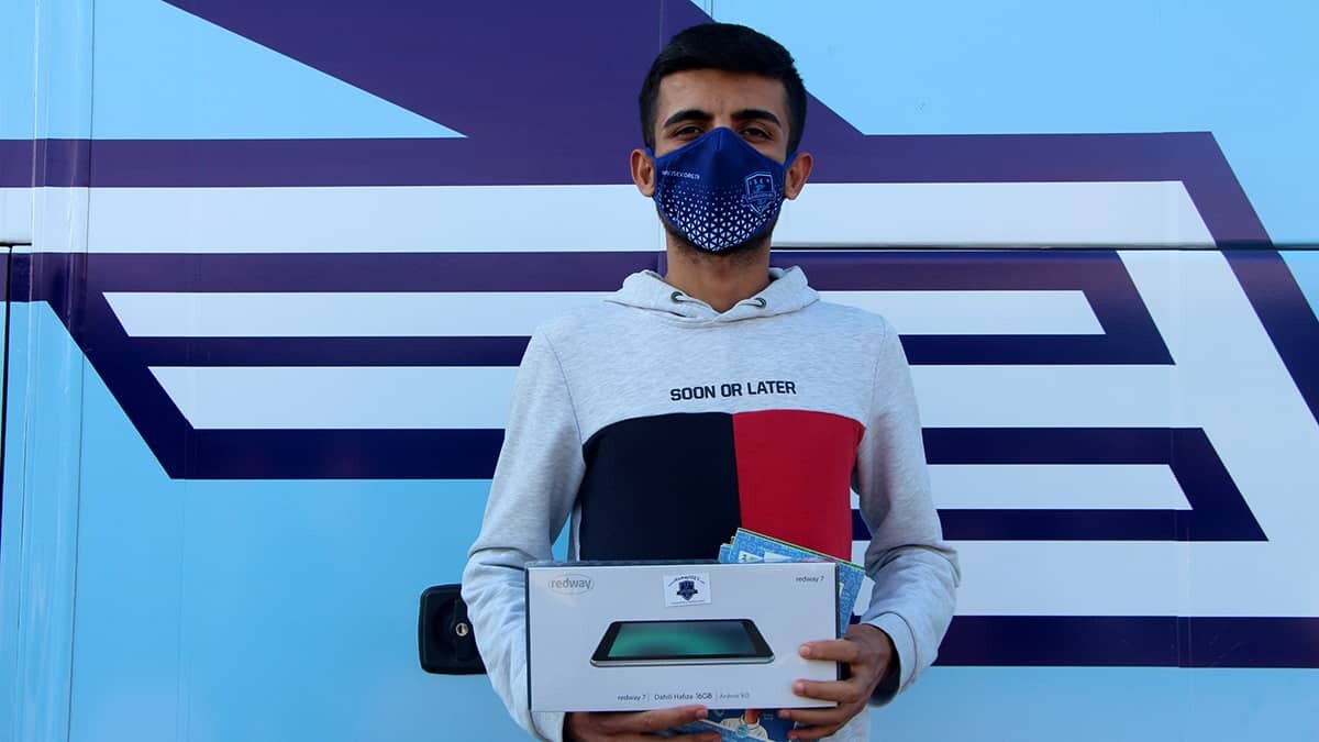 Sportif imkanlara sahip olamayan birçok okulun spor araç gereçlerini gideren İSEV, aynı zamanda çocuklarında her türlü spor eğitimi için destek oluyor.