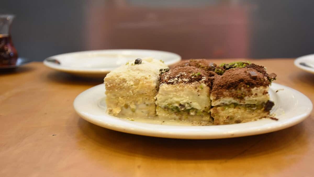 Tatlı ustası Dinçer Acar, soğuk baklavanın yapımındaki ipucunun şerbetinde olduğunu söyleyerek müşterilerden yoğun talep aldıklarını belirtti.