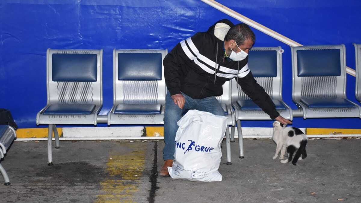 Hastane bahçesinde bankta yaşıyor