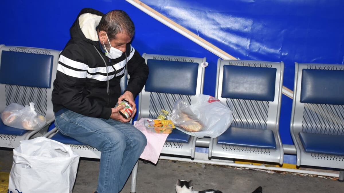 İzmir'de, önce eşinden ayrılan, ardından da sağlık sorunları nedeniyle işinden ayrılmak zorunda kalan Hüseyin Ünal (62), hastane bahçesinde bankta yaşıyor.