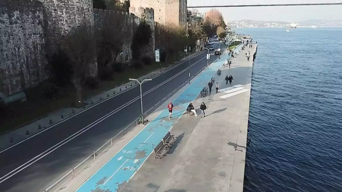 İstanbul’da kilometrelerce uzunlukta bisiklet yolları bulunuyor. Uzmanlarca mavi renge boyanan bu yolların  kimyasal kirliliğe; çevre kirliliğine dolayısıyla da insan sağlığına da olumsuz etkileri olduğu belirtiliyor.