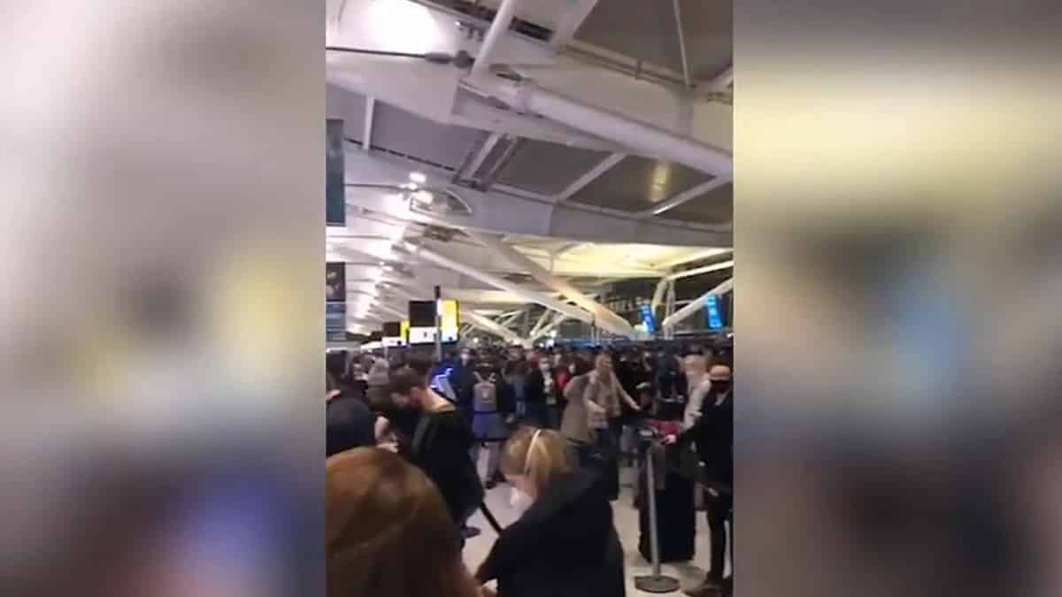 Yüzlerce yolcu İrlanda’nın başkenti Dublin’e giden son uçak için başkent Londra’da bulunan Heathrow Havalimanı'na akın etti.