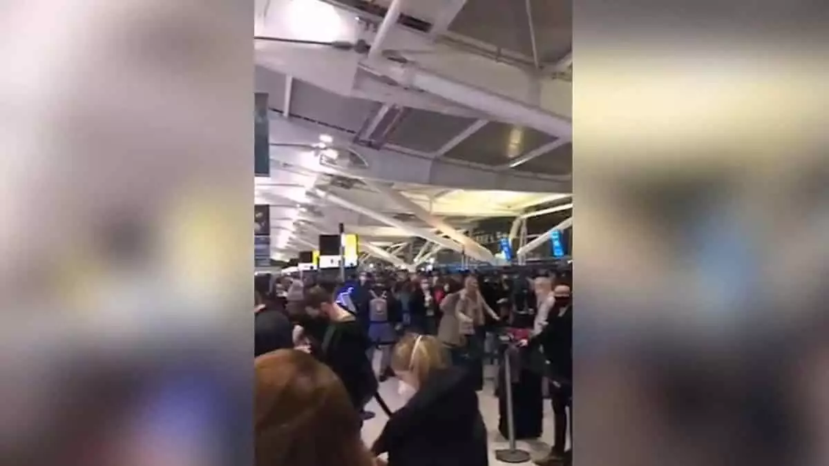 Yüzlerce yolcu i̇rlanda’nın başkenti dublin’e giden son uçak için başkent londra’da bulunan heathrow havalimanı'na akın etti.