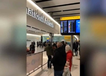 Yüzlerce yolcu Heathrow Havalimanı'na akın etti