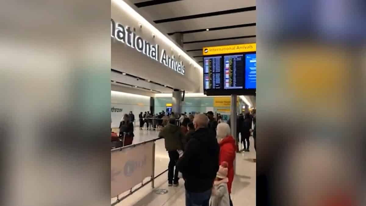 Yüzlerce yolcu Heathrow Havalimanı'na akın etti