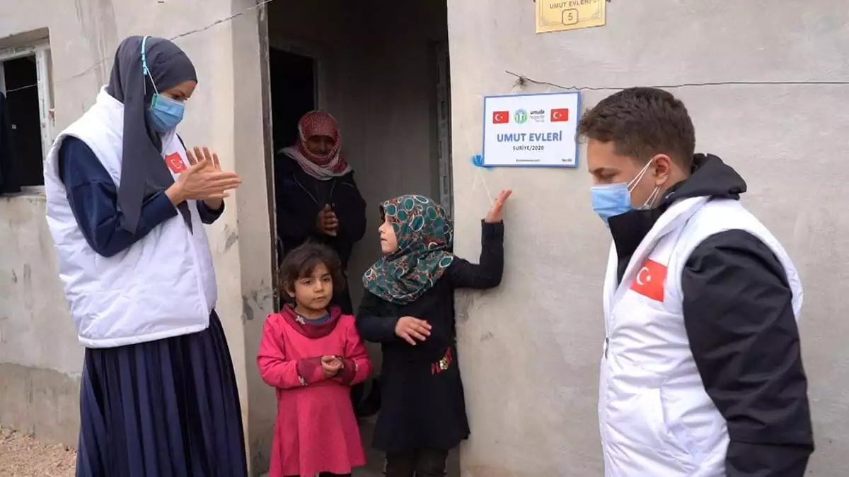 Yapımı tamamlanan briket evlerin teslimi nedeniyle tören düzenledi.