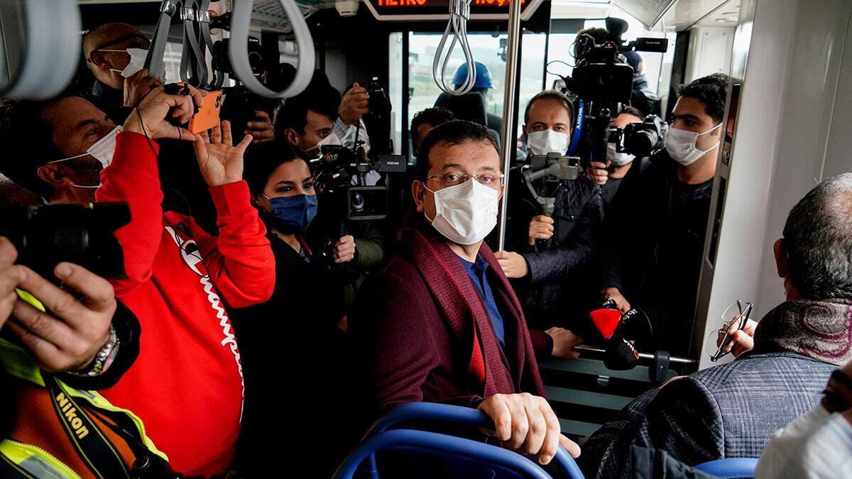 İmamoğlu, “Bu hatların oldukları noktada hem İETT taşımacılığının rahatlayacağını, hem D-100 üzerindeki araç trafiğinin özellikle rahatlayacağını öngörebiliyorum. Çok faydalı bir hat olacak" dedi.