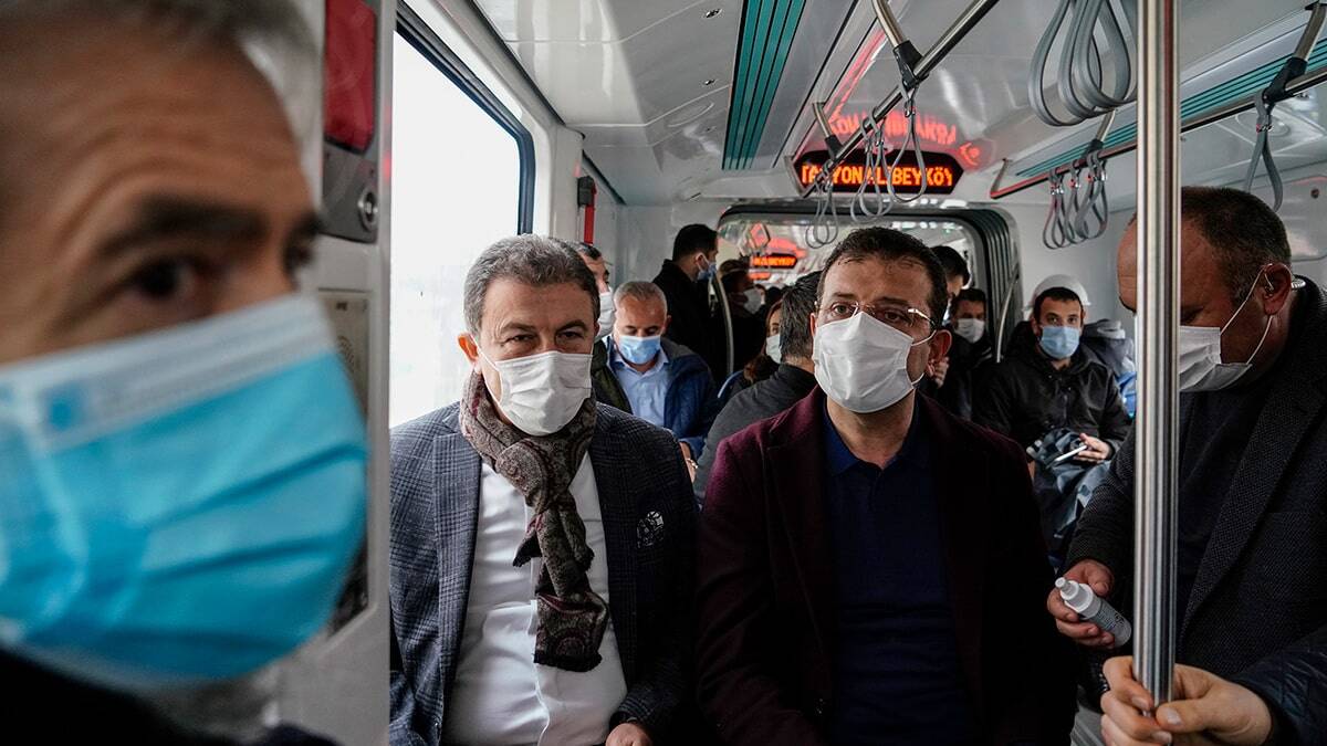 Firma yetkilileri İBB Başkanı İmamoğlu'na kontrol merkezinde tramvay hattı hakkında bilgi verdi.