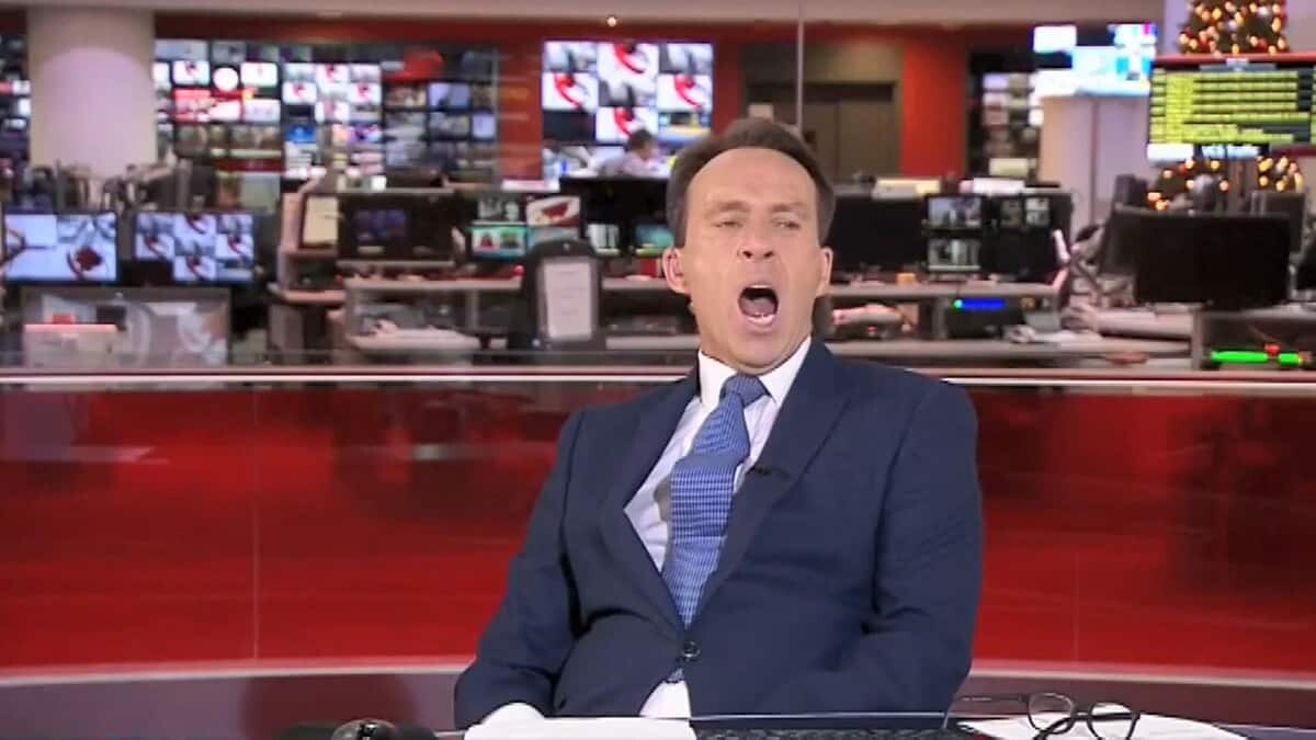 Haber spikeri canlı yayında olduğunu unutarak esnedi