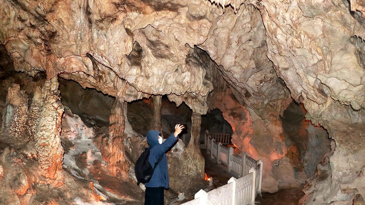 Türkiye'nin turizme açılan ilk mağarası olan Burdur'daki İnsuyu Mağarası'nı 65 bin kişi ziyaret etti.