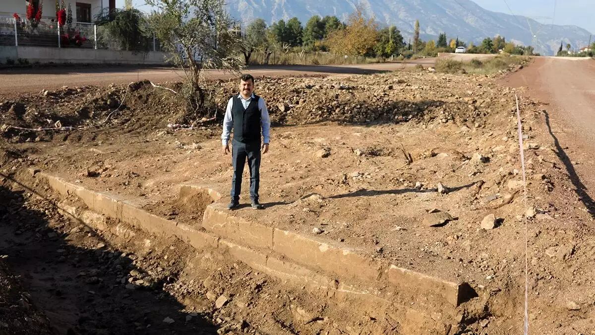 Antalya'nın döşemealtı ilçesinde, iş makineleriyle yol çalışması yapılırken, selçuklu dönemine ait olduğu düşünülen, 50 metrekarelik tarihi yapıya rastlanıldı.