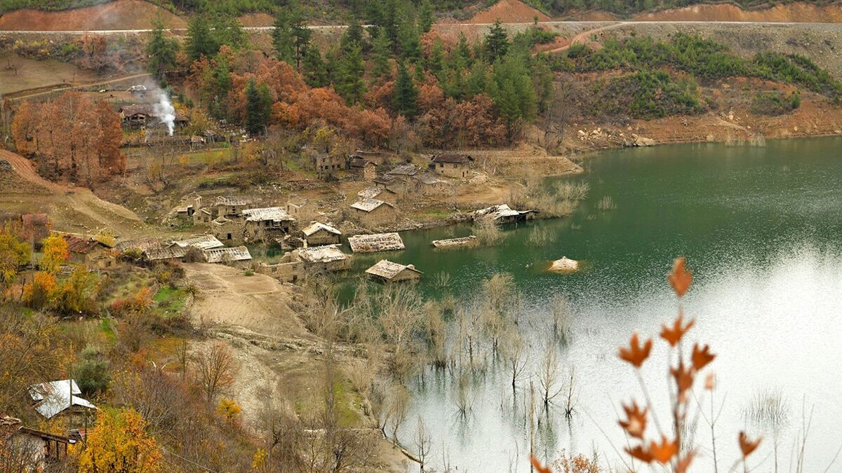 Darıbükü köyü sular altında kaldı