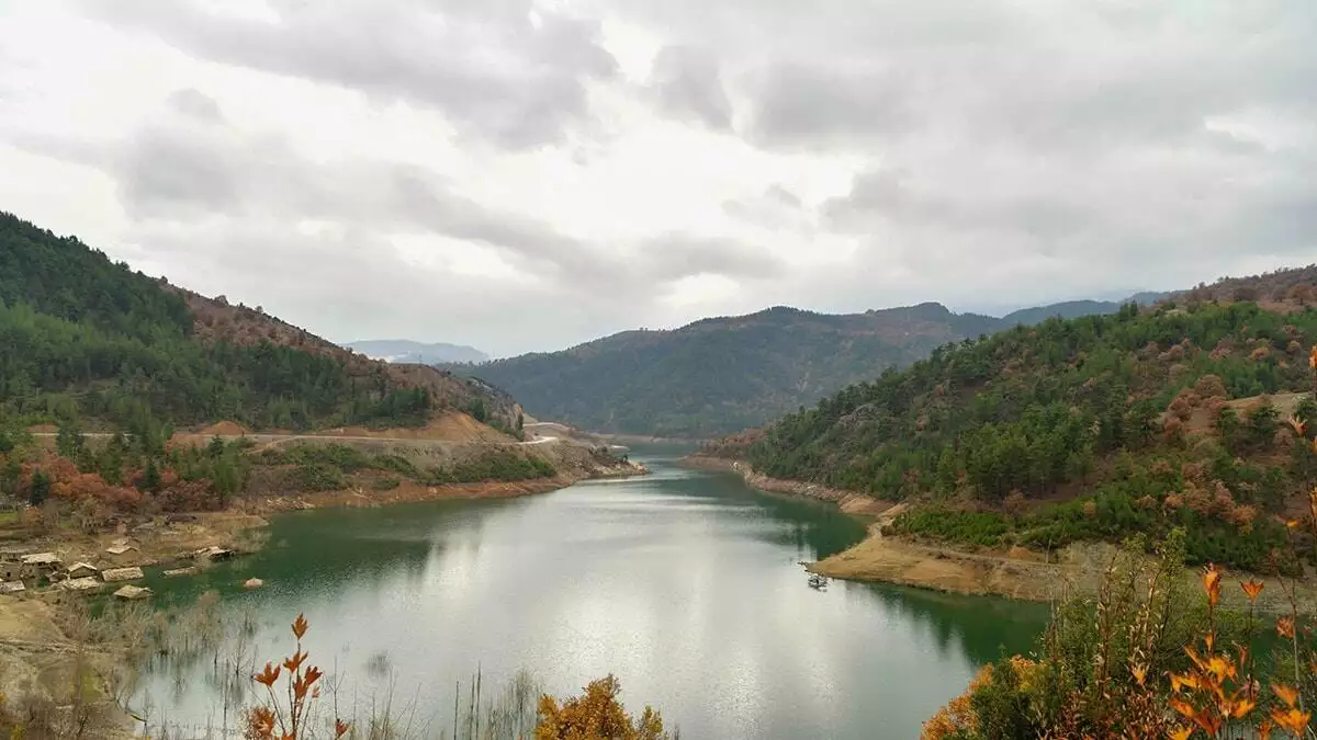 Isparta'nın sütçüler ilçesinde bölgenin en önemli yatırımlarından biri olan kasımlar barajı inşaatının ardından darıbükü köyü sular altında kaldı.