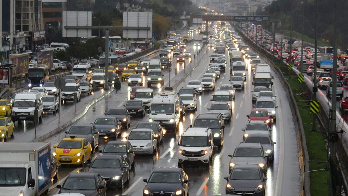 Yağmur nedeniyle trafikte yoğunluk