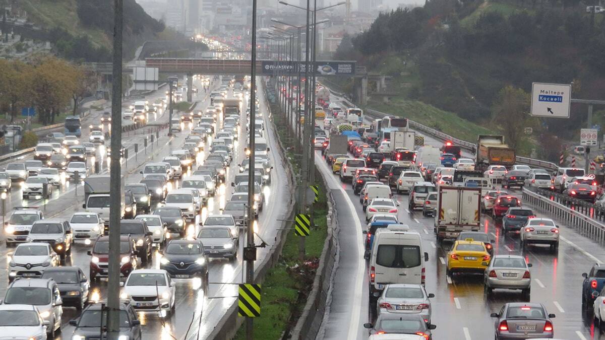 İstanbul Büyükşehir Belediyesi yoğunluk haritasında saat 10.50 itibariyle trafik yoğunluğu yüzde 58'e çıktı.
