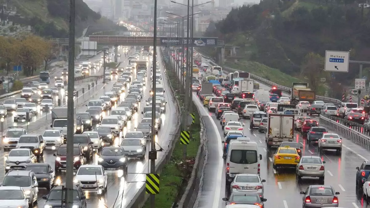 İstanbul büyükşehir belediyesi yoğunluk haritasında saat 10. 50 itibariyle trafik yoğunluğu yüzde 58'e çıktı.
