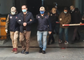 Rus muhabir ve kameraman gözaltına alındı