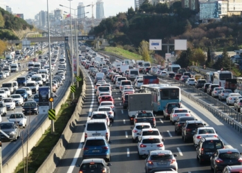 Yasak öncesi kentte trafik yoğunluğu