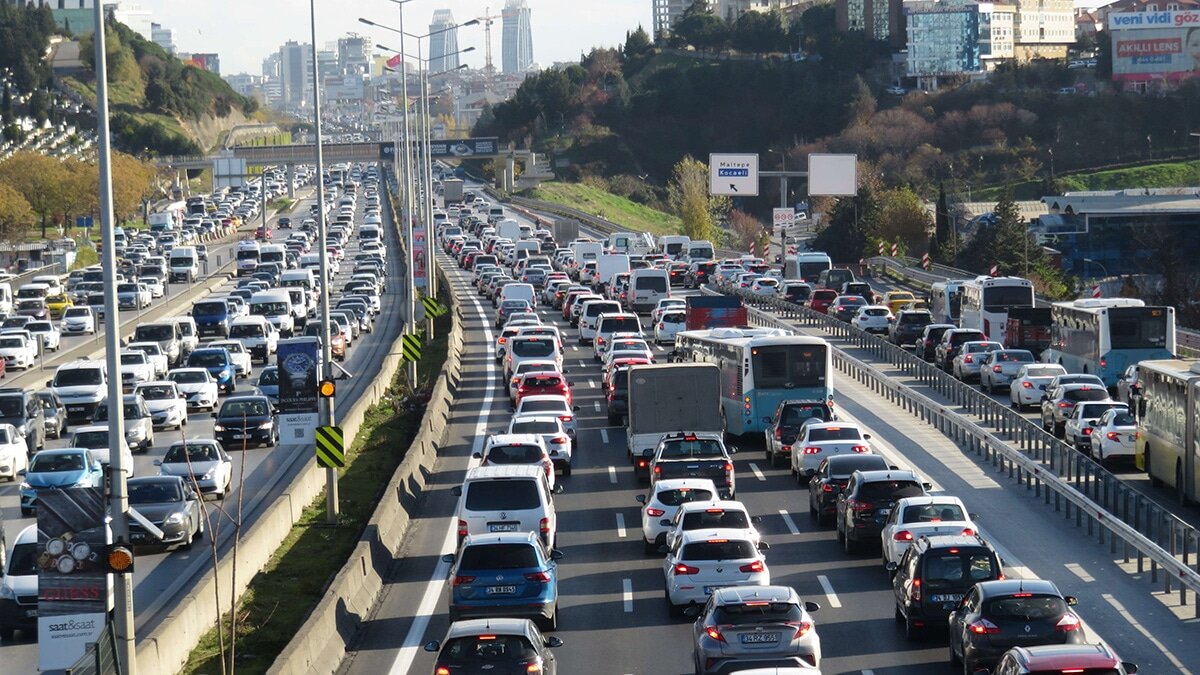 Yasak öncesi kentte trafik yoğunluğu