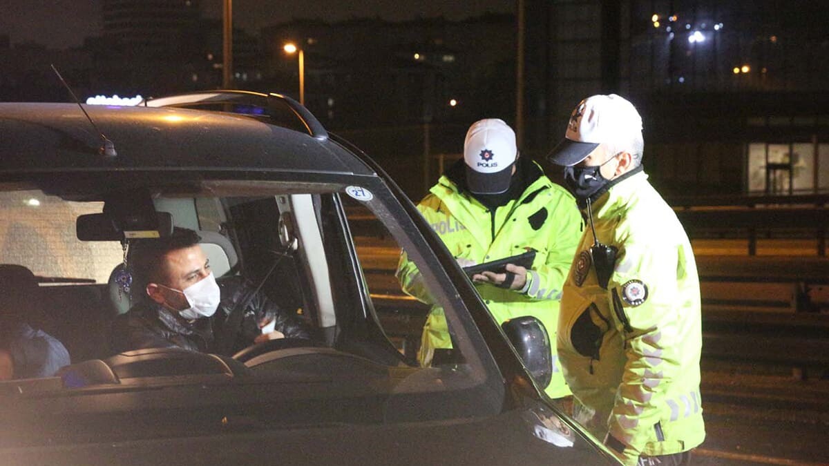 Vatandaşların izin belgeleri tek tek soruldu