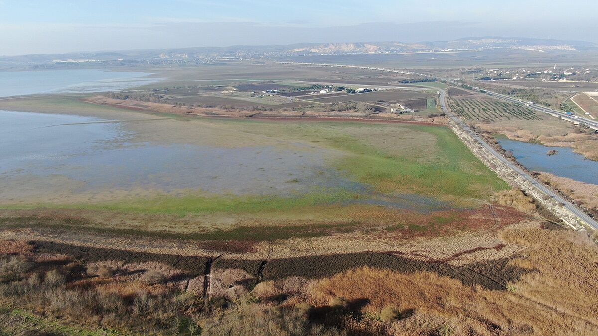 Sular, kaynaklardan 22 bin kilometrelik borulardan oluşan su hattıyla son şebekeye ulaşıyor. Ancak isale hatlarındaki çatlaklar, boruların bağlantı noktalarındaki sorunlar nedeniyle 1 milyar 61 milyon metreküplük suyun 236 milyon 891 bin metreküpü boşa akıyor.