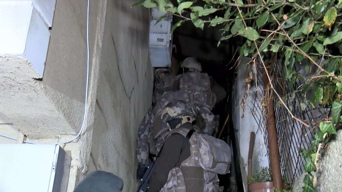 Şüphelilere ait adreslerde yapılan arama uyuşturucu madde ele geçirildi.