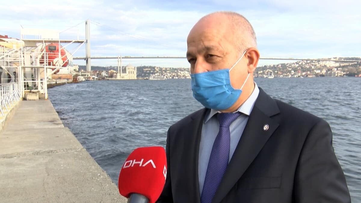 Sıcak havaların tadını çıkarmak isteyen İstanbullular da kendilerini parklara attı. Yürüyüş yapan insanların yanı sıra yazlık kıyafetleriyle dolaşanlar dikkat çekiyor.