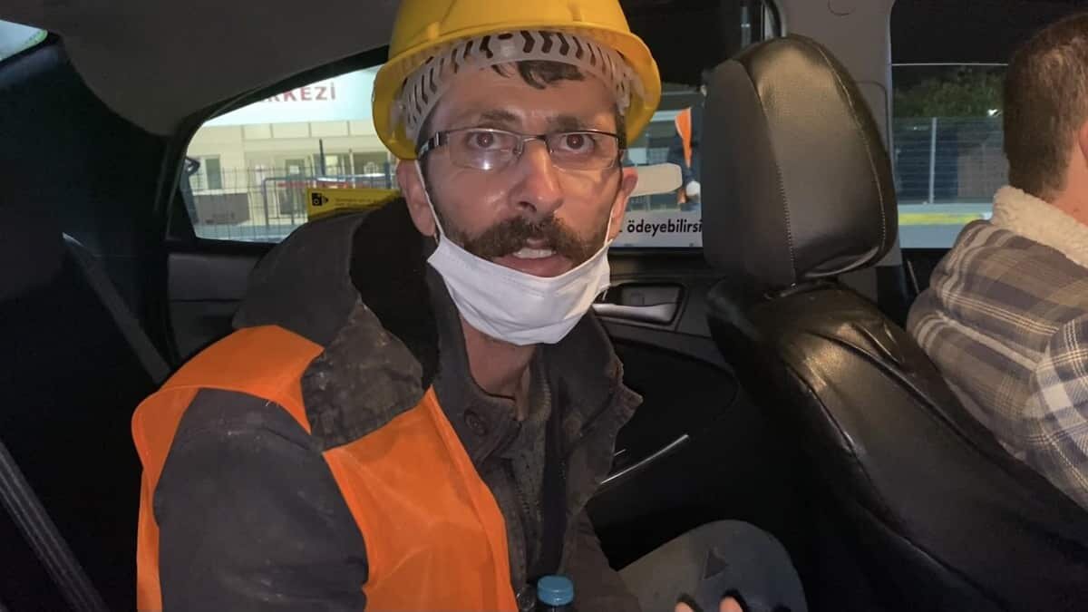 Mide bulantısı ve karın ağrısı şikayetleri olan işçilere serum verilirken iki işçinin durumunun ciddiyetini koruduğu belirtildi.