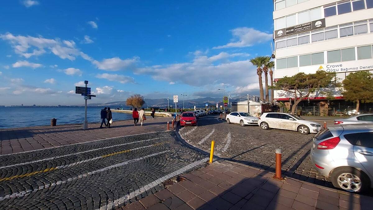 İzmir, 4.3 büyüklüğündeki depremle sallandı