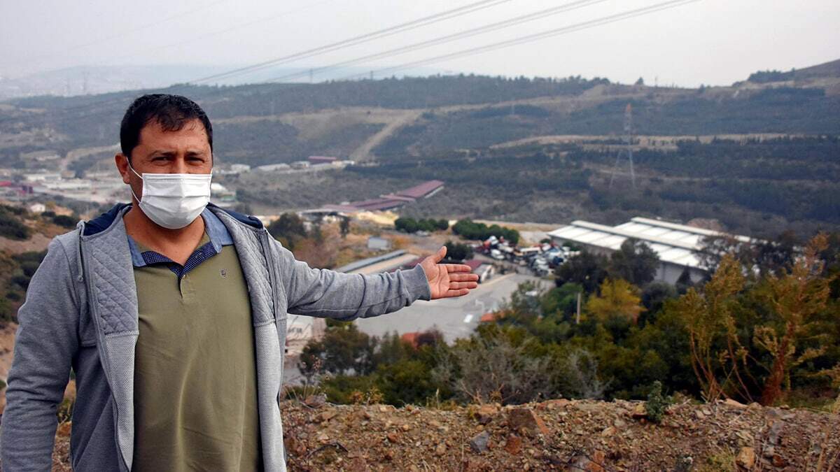 İzmir'in Karabağlar ilçesinde kaçak olarak faaliyet gösterdikleri öne sürülen ve geçen aylarda belediye tarafından kapatılacağı açıklanan kaçak hurdacıların çalışmaya devam ettikleri ortaya çıktı.