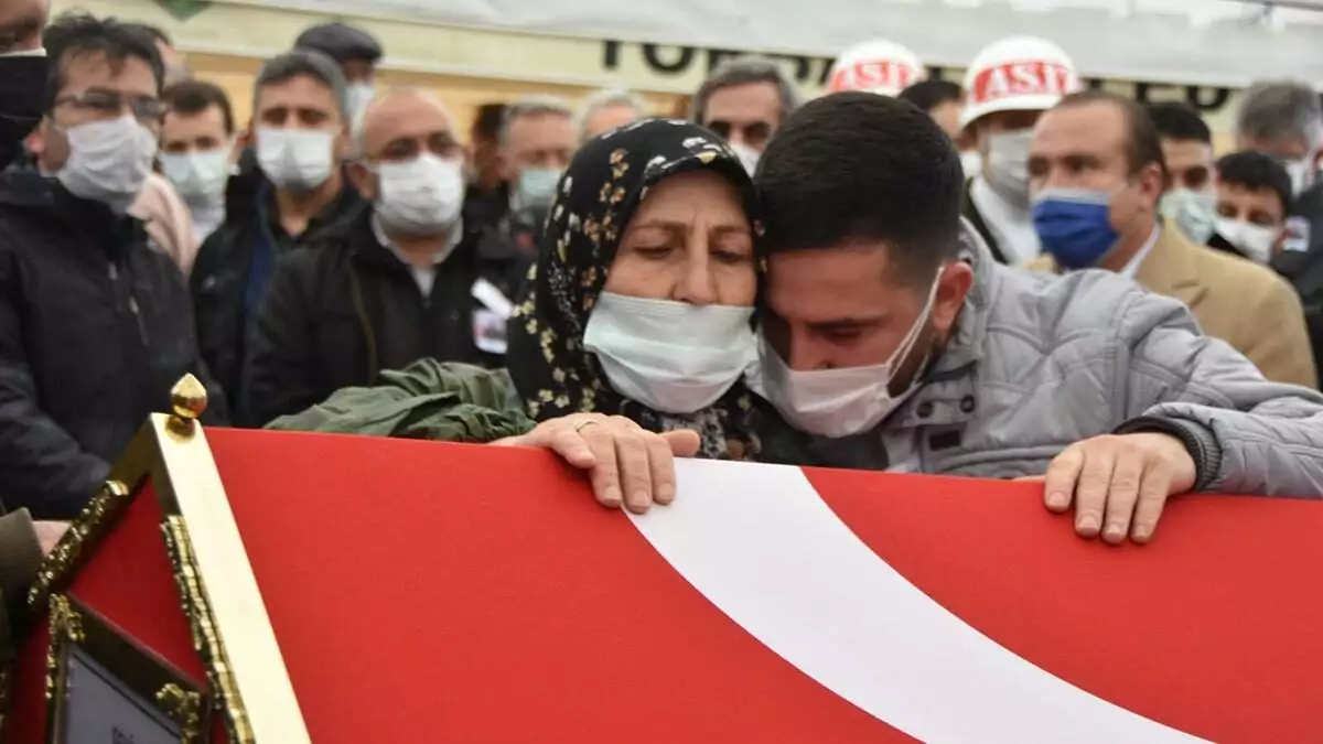 Hakkari'de görev yapan 4 yıllık uzman çavuş mehmet onur özbent, gözyaşları içinde toprağa verildi.